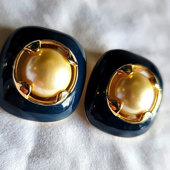 ⭐️ VINTAGE Chunky Faux Pearl Blue / Green Enamel Gold tone Clip-on Earrings - Picture 10 of 10